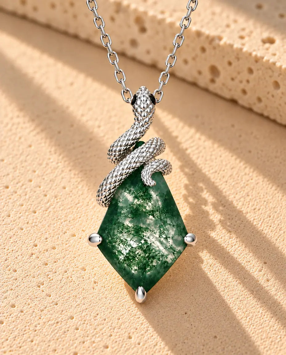 Collier Agate Mousse Serpent en Argent 925 - gros plan sur l’agate mousse et son serti