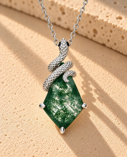 Collier Agate Mousse Serpent en Argent 925 - gros plan sur l’agate mousse et son serti