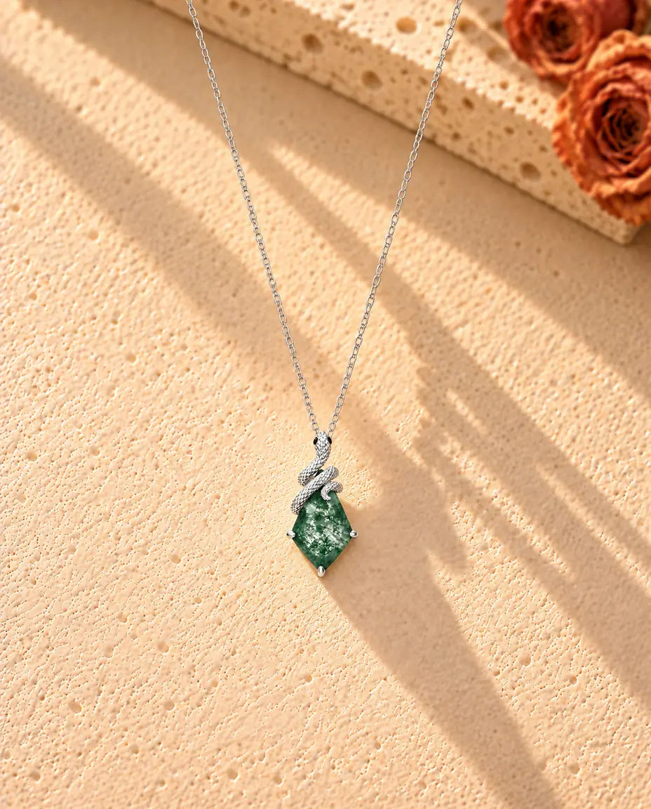 Collier Agate Mousse Serpent en Argent 925 - le collier entier posé en long V sur une surface claire texturée