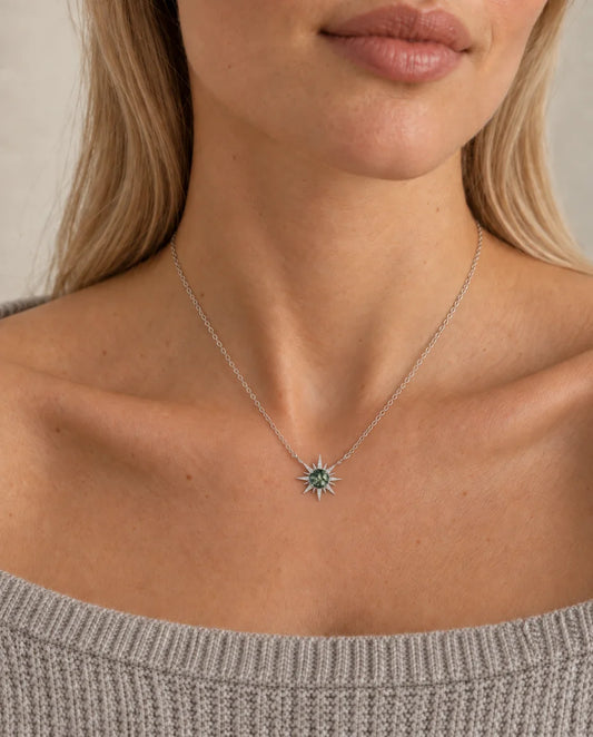 Collier Agate Mousse - porté par un mannequin