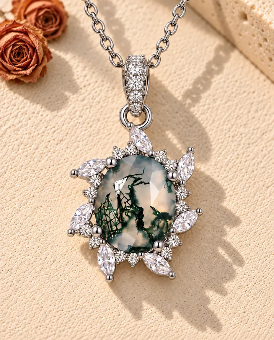 Collier Agate Mousse Soleil en Argent 925 - posé sur une surface claire texturée près d’un bloc de travertin