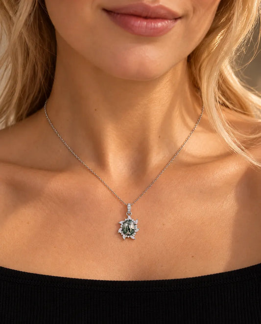 Collier Agate Mousse Soleil en Argent 925 - porté par un mannequin, gros plan à la clavicule