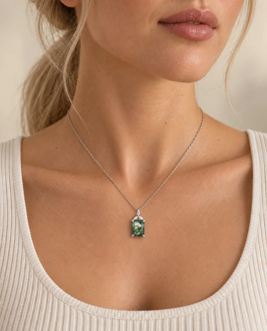 Collier Agate Mousse - porté par un mannequin