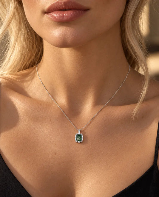 Collier Agate Mousse Taille Émeraude en Argent 925 - porté par un mannequin, gros plan à la clavicule