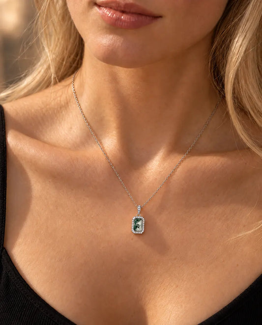 Collier Agate Mousse Taille Émeraude en Argent 925 - porté par un mannequin, gros plan à la clavicule