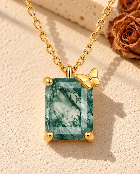 Collier Agate Mousse en Argent 925 Plaqué Or - posé sur une surface claire texturée près d’un bloc de travertin