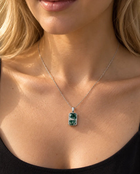 Collier Agate Mousse Pendentif Rectangle en Argent 925 - porté par un mannequin, gros plan à la clavicule