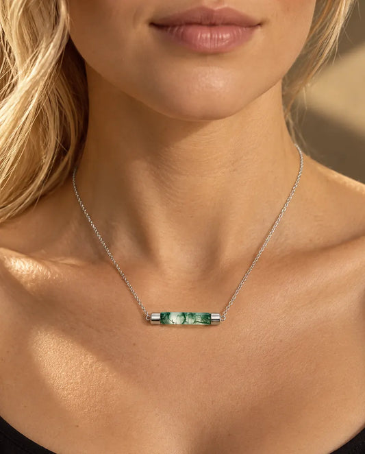 Collier Barre Agate Mousse en Argent 925 - porté par un mannequin, gros plan à la clavicule