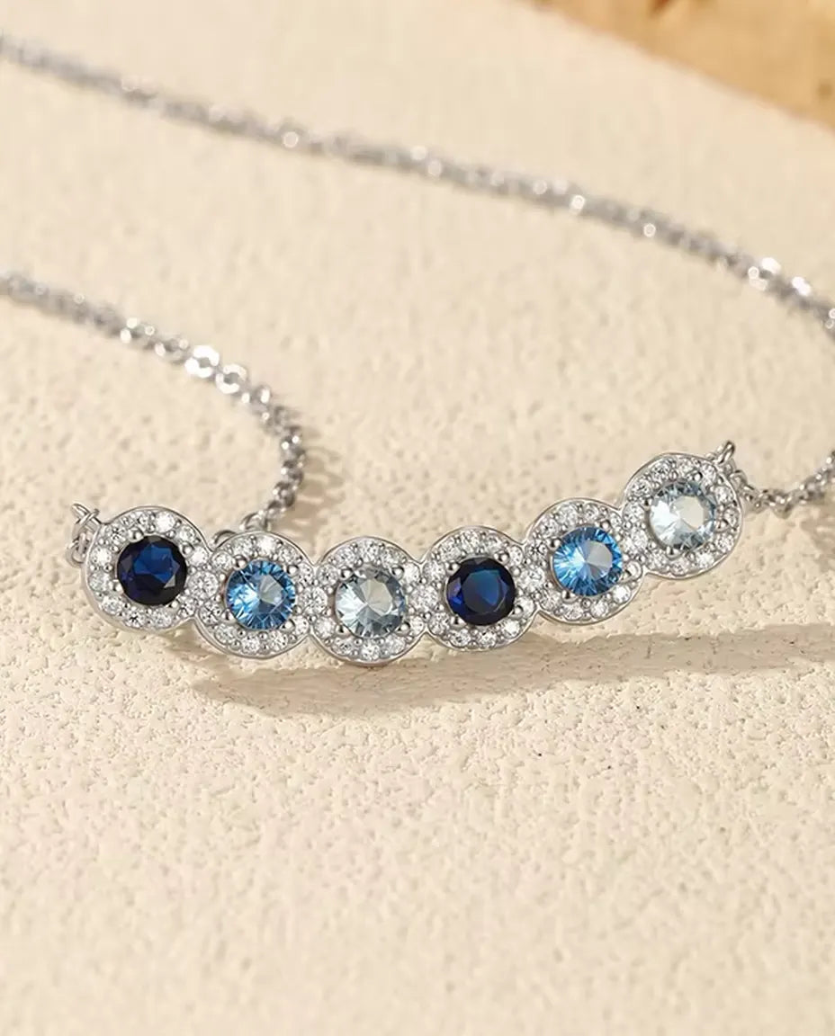 Collier Barre Dégradé Bleu - Six pierres bleues serties halo, barre courbe 34 mm, argent 925, 40+5 cm