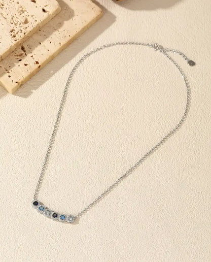 Collier Barre Dégradé Bleu - Six pierres bleues serties halo, barre courbe 34 mm, argent 925, 40+5 cm