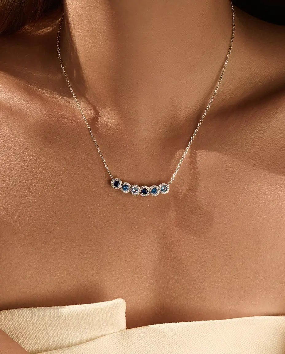Collier Barre Dégradé Bleu - Six pierres bleues serties halo, barre courbe 34 mm, argent 925, 40+5 cm