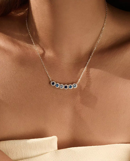 Collier Barre Dégradé Bleu - Six pierres bleues serties halo, barre courbe 34 mm, argent 925, 40+5 cm