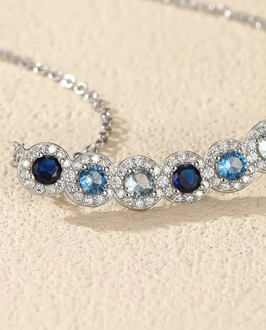 Collier Barre Dégradé Bleu - Six pierres bleues serties halo, barre courbe 34 mm, argent 925, 40+5 cm