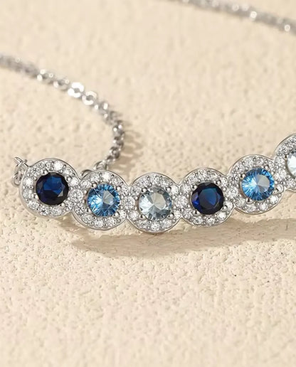 Collier Barre Dégradé Bleu - Six pierres bleues serties halo, barre courbe 34 mm, argent 925, 40+5 cm