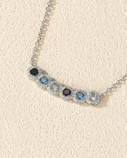 Collier Barre Dégradé Bleu - Six pierres bleues serties halo, barre courbe 34 mm, argent 925, 40+5 cm