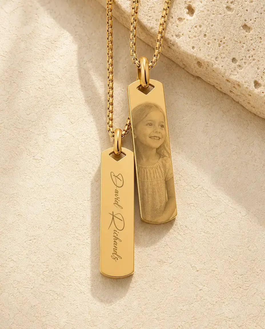 Collier Barre à Photo Gravée Personnalisé, Votre Photo Gravée sur un Pendentif Barre avec un Prénom au Dos, Or Argent ou Noir