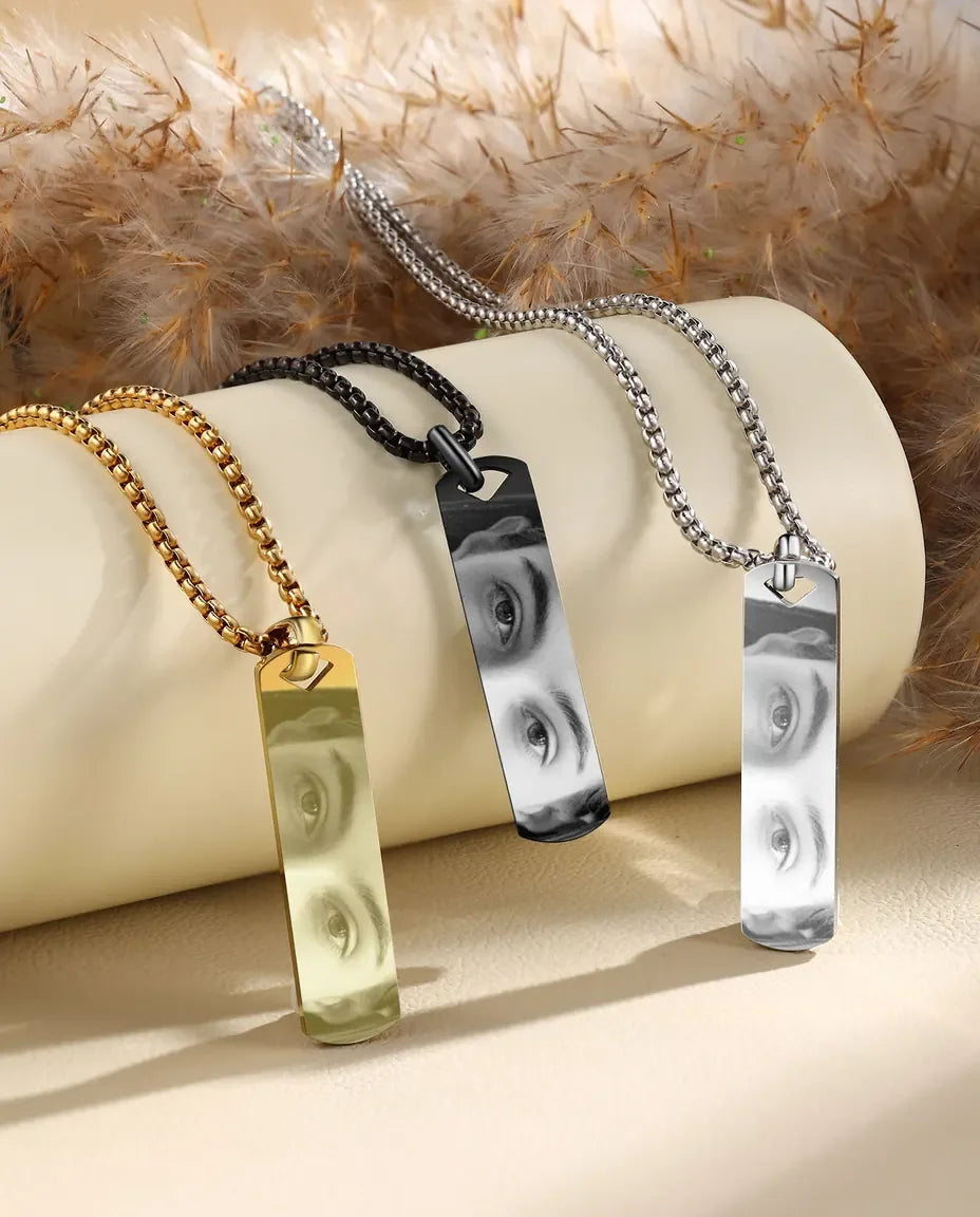 Collier Barre à Photo Gravée Personnalisé, Votre Photo Gravée sur un Pendentif Barre avec un Prénom au Dos, Or Argent ou Noir