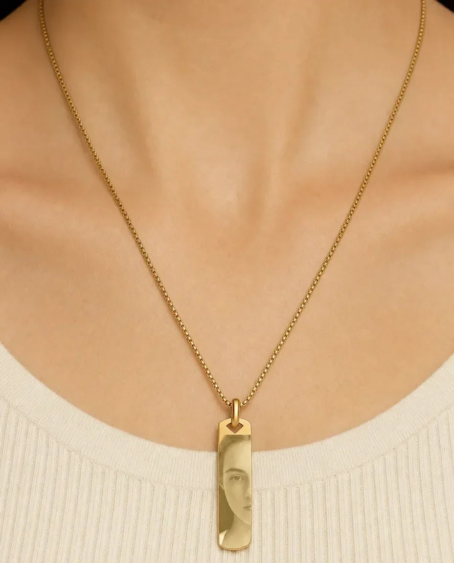 Collier Barre à Photo Gravée Personnalisé, Votre Photo Gravée sur un Pendentif Barre avec un Prénom au Dos, Or Argent ou Noir