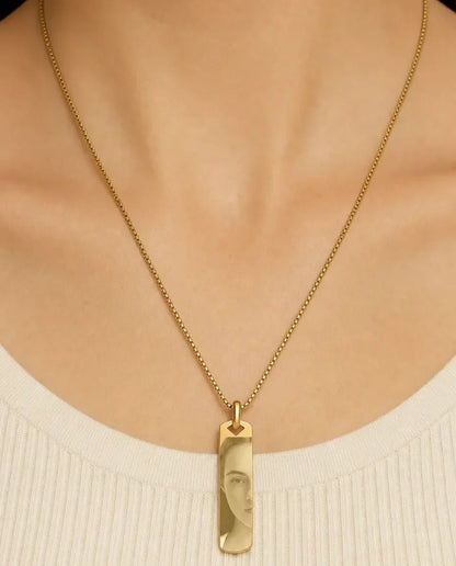 Collier Barre à Photo Gravée Personnalisé, Votre Photo Gravée sur un Pendentif Barre avec un Prénom au Dos, Or Argent ou Noir