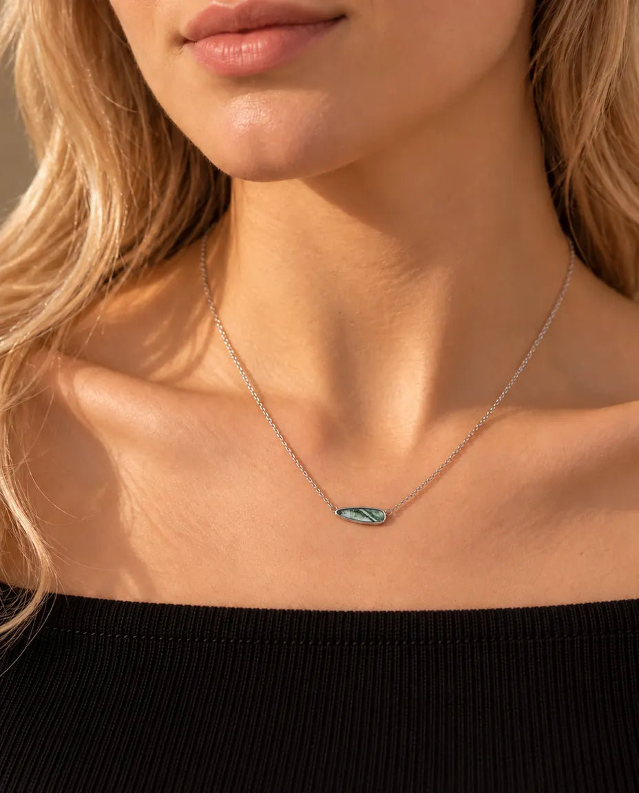 Collier Barrette Agate Mousse en Argent 925 - porté par un mannequin, gros plan à la clavicule