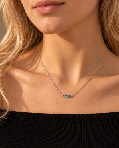 Collier Barrette Agate Mousse en Argent 925 - porté par un mannequin, gros plan à la clavicule