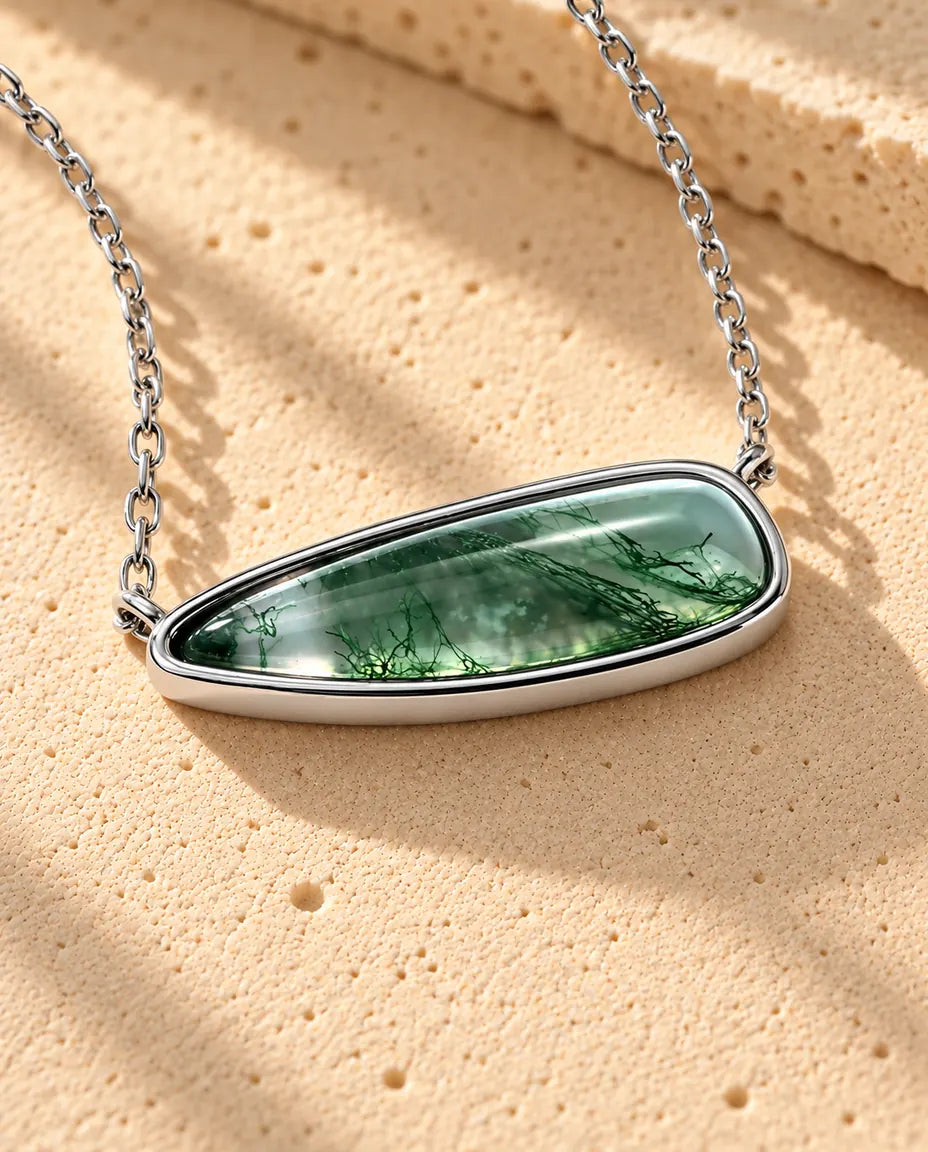 Collier Barrette Agate Mousse en Argent 925 - gros plan sur l’agate mousse et son serti