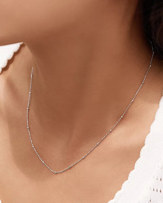 Collier Chaîne à Perles en Argent 925 - porté par un mannequin