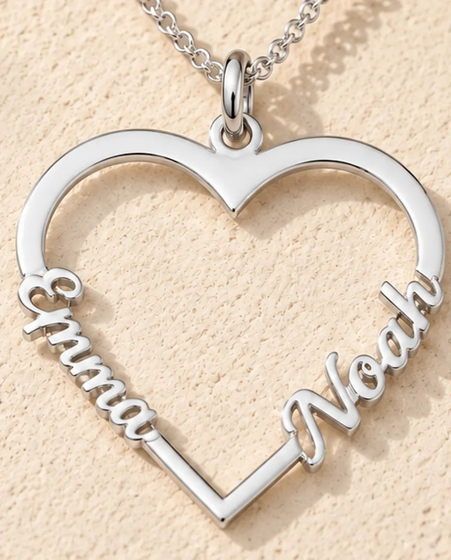 Collier Cœur Deux Prénoms en Argent Sterling 925 - gros plan sur le prénom découpé