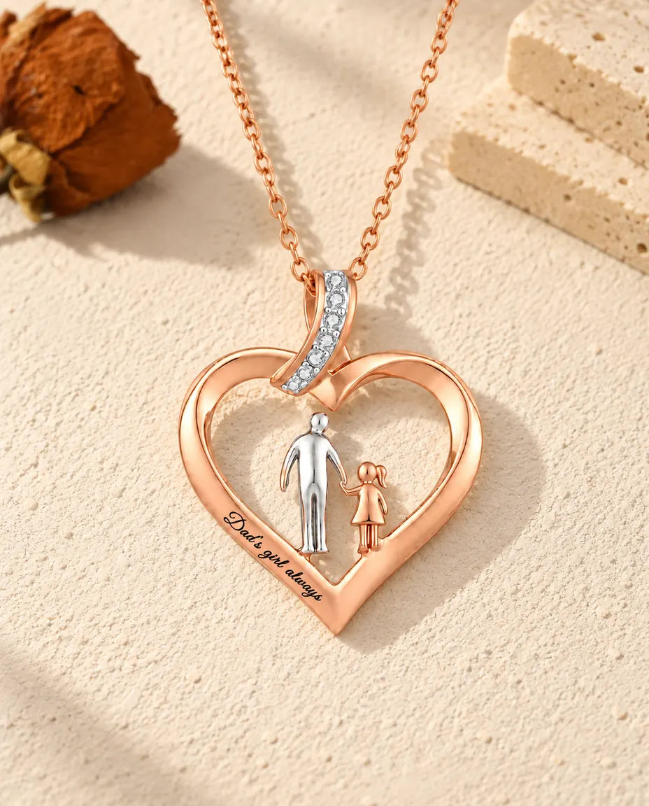 Vue de face du collier cœur gravé : un papa argenté et une petite fille couleur or rose main dans la main