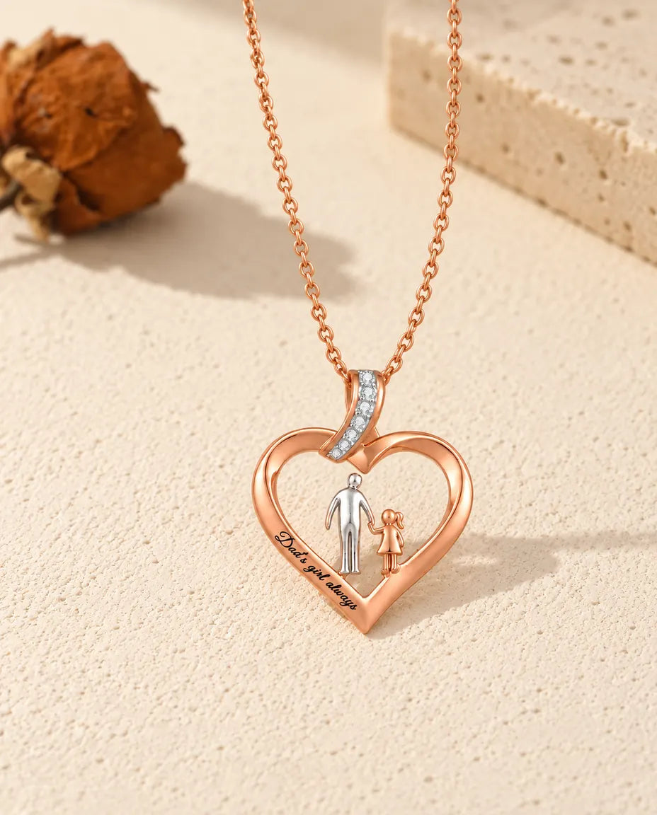Collier cœur papa-fille gravé sur mesure, posé à plat avec sa chaîne couleur or rose