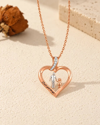 Collier cœur papa-fille gravé sur mesure, posé à plat avec sa chaîne couleur or rose
