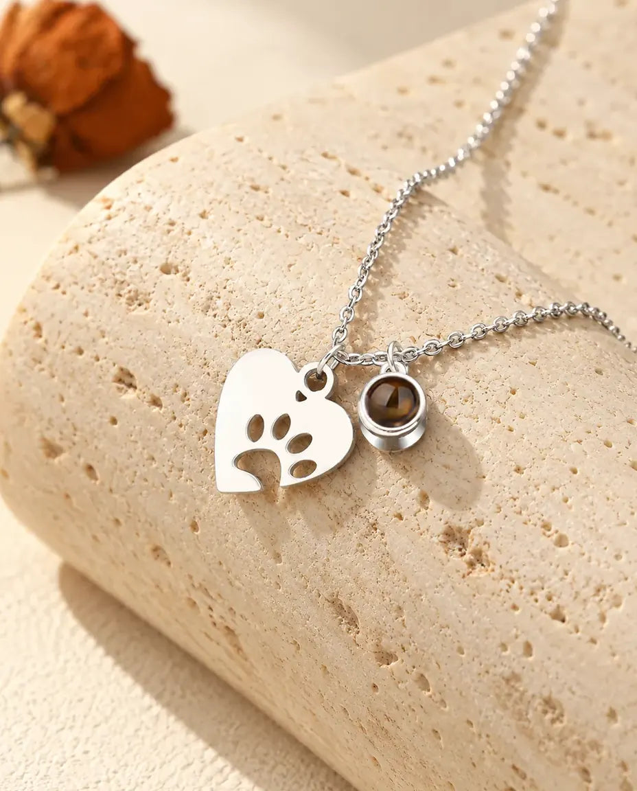 Collier photo projection animal personnalisé argenté, cœur à empreinte de patte et petite pierre
