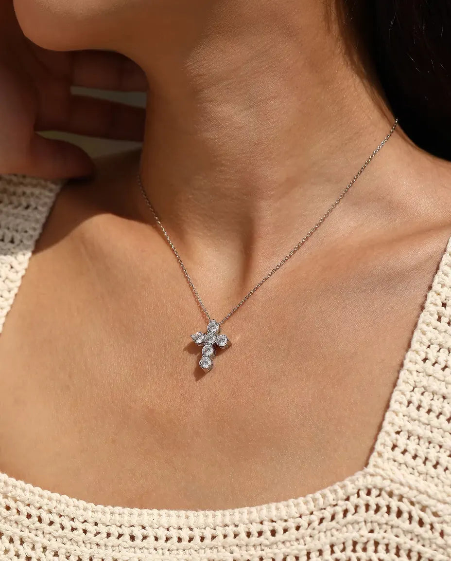 Collier Croix Moissanite - six pierres de 0,50 ct couleur D, pendentif 17,5 x 22,5 mm, argent sterling 925
