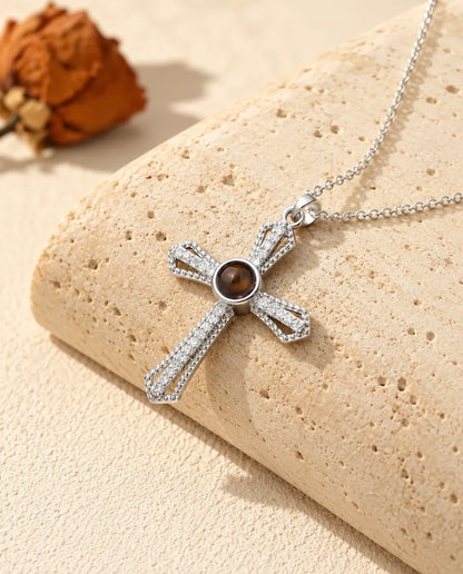Collier croix photo projection personnalisé argenté, croix sertie de zircons sur un bloc de travertin