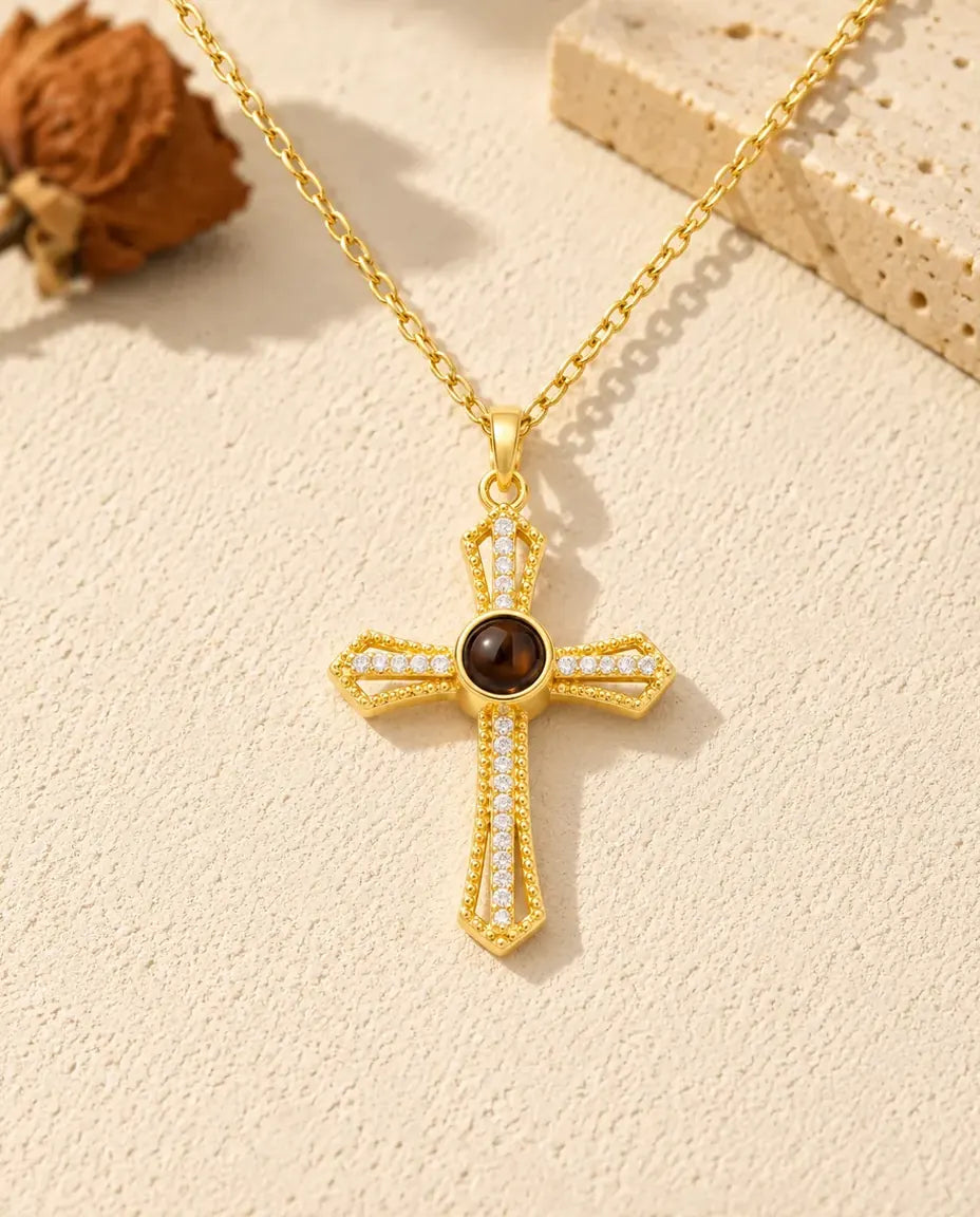 Vue de face du collier croix doré serti de zircons avec photo projection