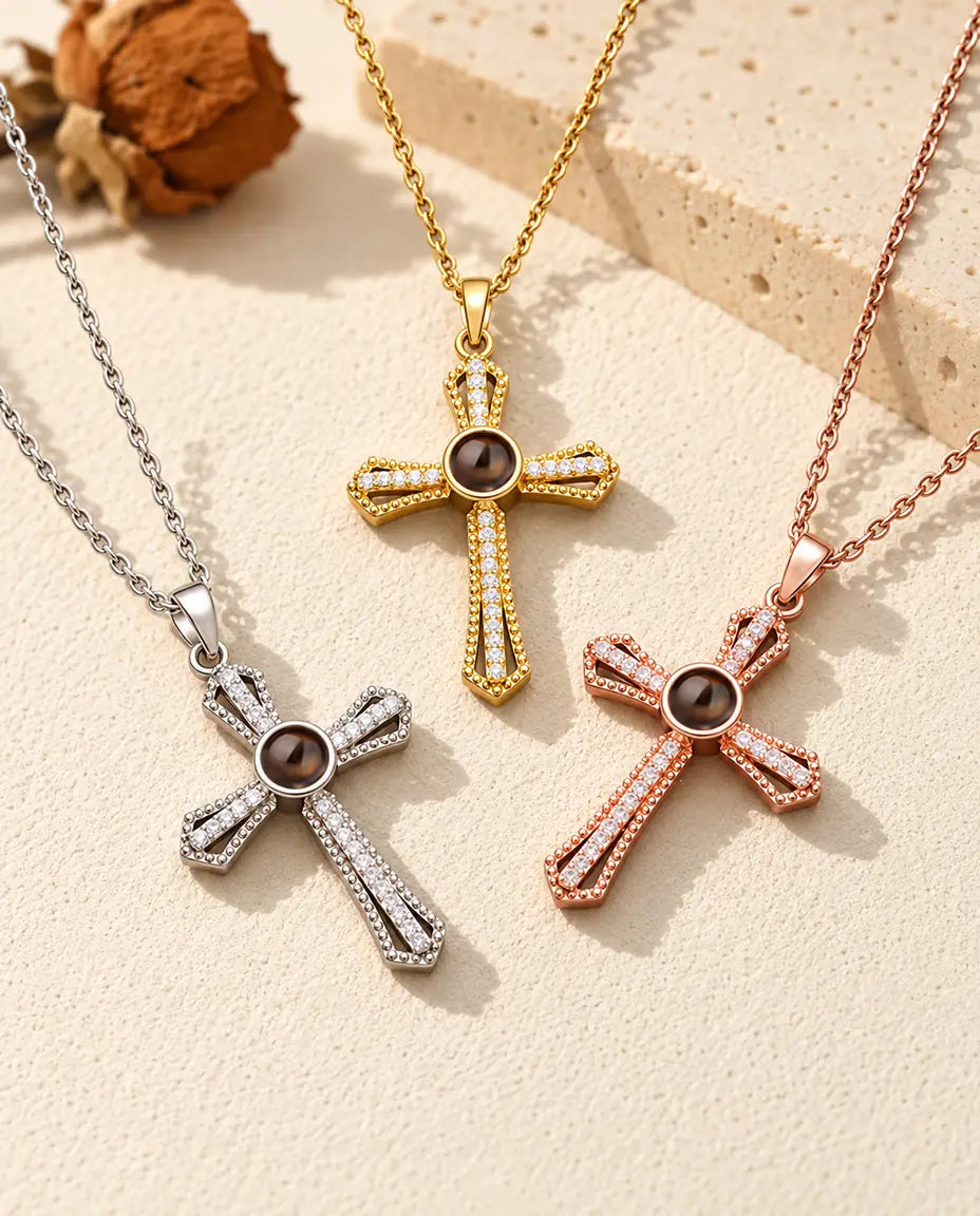 Les trois couleurs du collier croix photo projection sur un plâtre crème