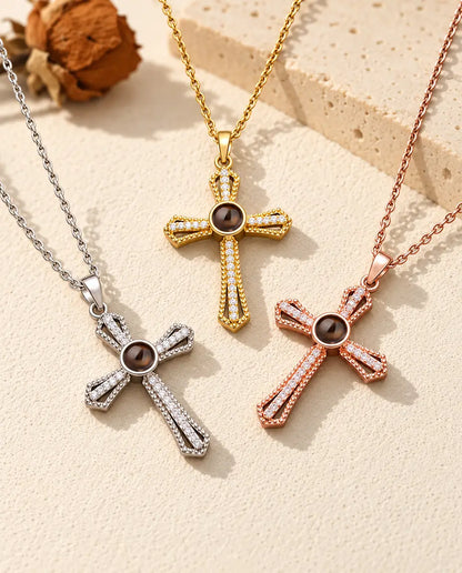 Les trois couleurs du collier croix photo projection sur un plâtre crème