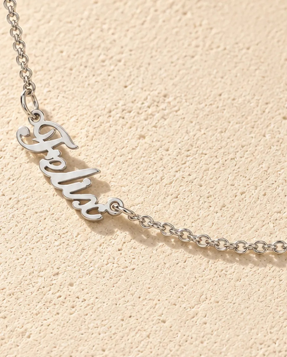 Collier Deux Prénoms en Argent Sterling 925 - gros plan sur le prénom découpé