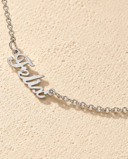 Collier Deux Prénoms en Argent Sterling 925 - gros plan sur le prénom découpé