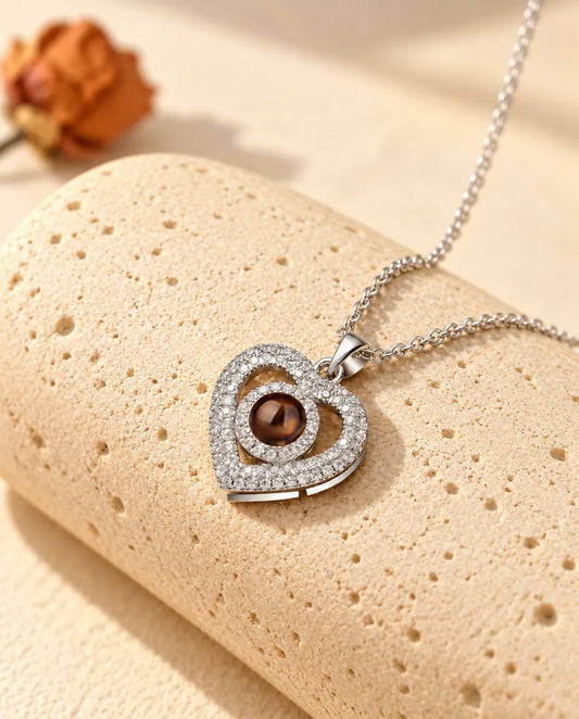 Collier double cœur photo projection personnalisé argenté pavé de zircons sur un bloc de travertin