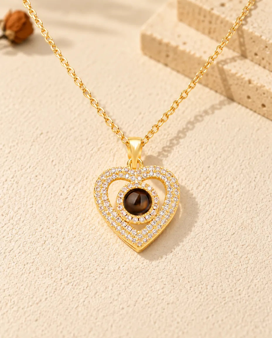 Vue de face du collier double cœur doré pavé de zircons avec photo projection
