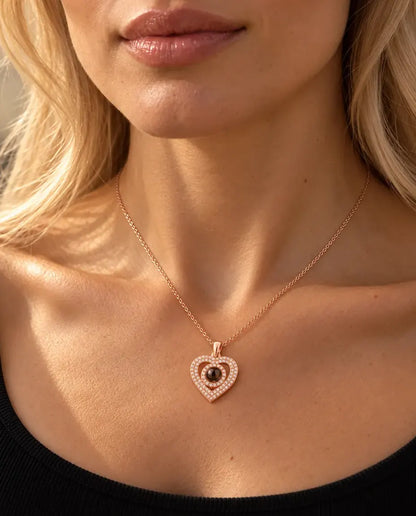 Femme en haut en maille noir portant le collier double cœur couleur or rose photo projection