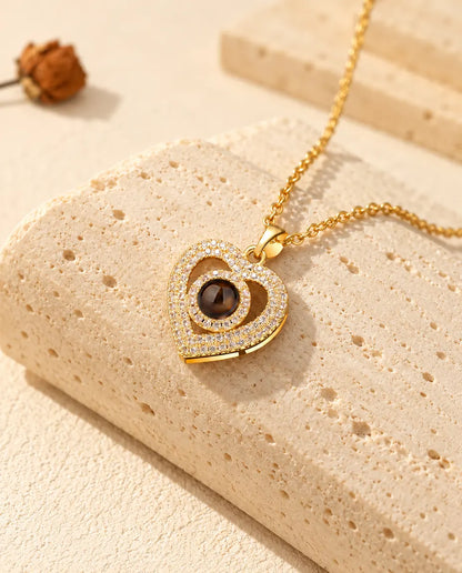 Collier double cœur doré avec pierre de projection au centre sur du travertin