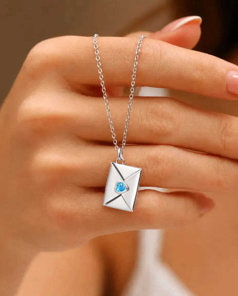 Collier Enveloppe Personnalisé avec Photo & Pierre de Naissance – Médaillon Gravé en Argent & Or, Cadeau pour Elle