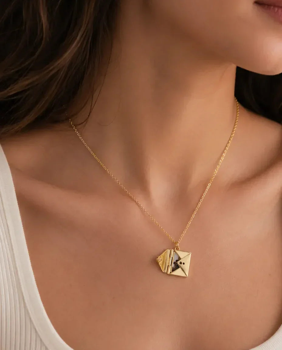 Collier Enveloppe Personnalisé avec Photo & Pierre de Naissance – Médaillon Gravé en Argent & Or, Cadeau pour Elle