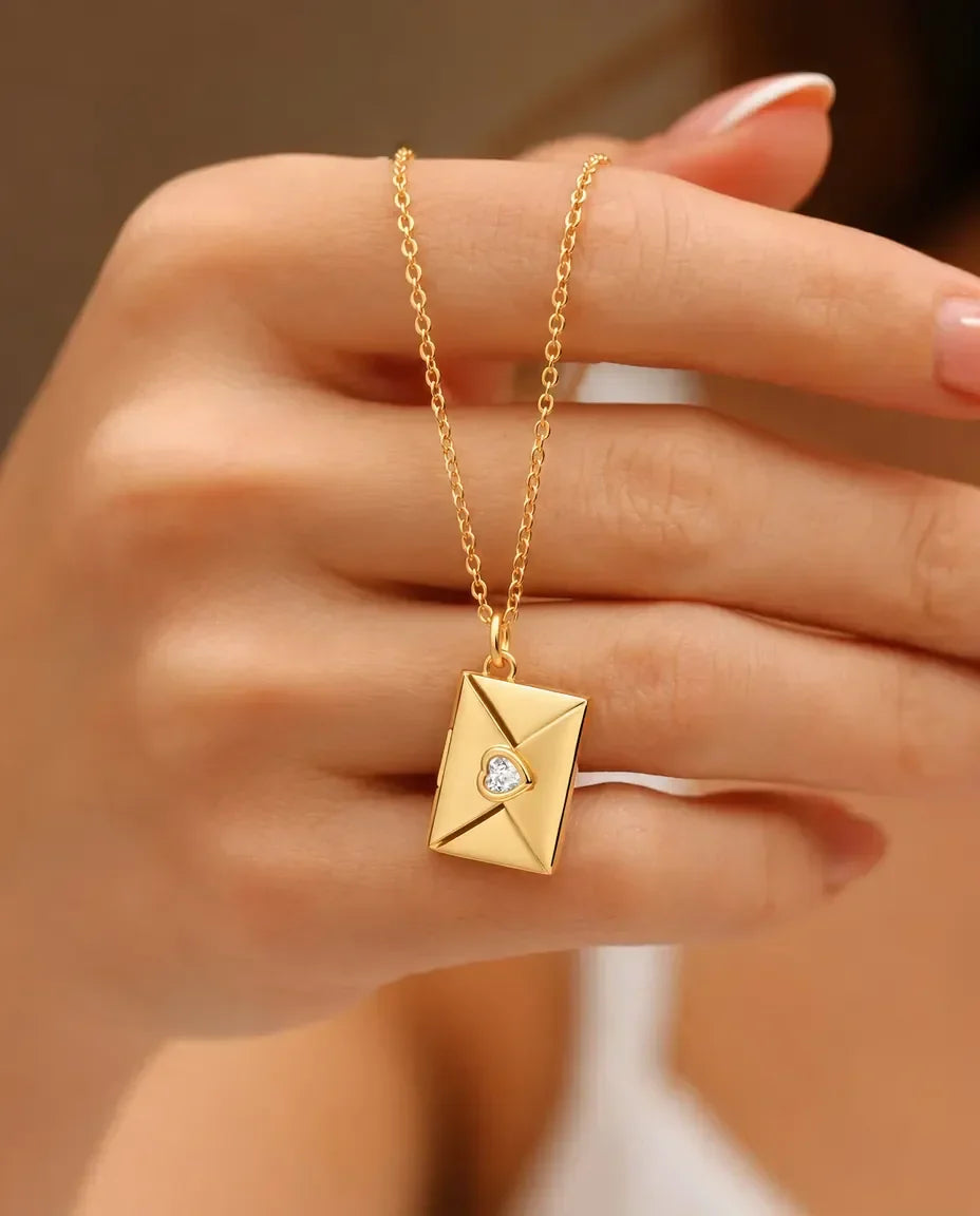 Collier Enveloppe Personnalisé avec Photo & Pierre de Naissance – Médaillon Gravé en Argent & Or, Cadeau pour Elle