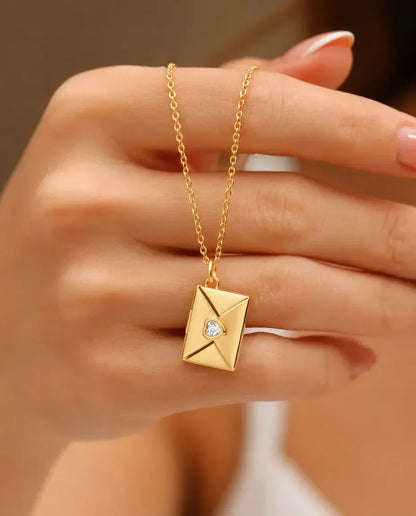 Collier Enveloppe Personnalisé avec Photo & Pierre de Naissance – Médaillon Gravé en Argent & Or, Cadeau pour Elle