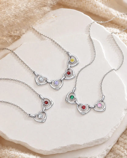 Collier famille personnalisé 1 à 6 prénoms - cœurs reliés avec pierres de naissance, rhodié