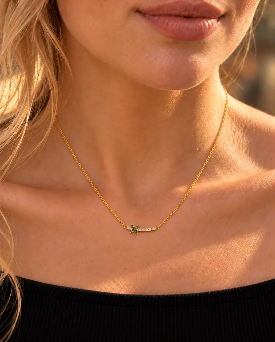 Collier Fleur Agate Mousse en Argent 925 Plaqué Or - porté par un mannequin, gros plan à la clavicule