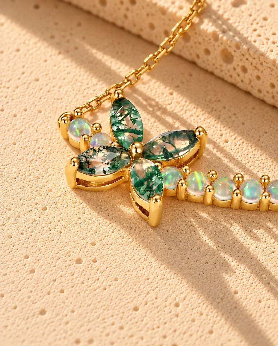 Collier Fleur Agate Mousse en Argent 925 Plaqué Or - gros plan sur l’agate mousse et son serti